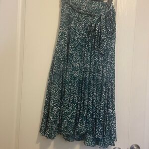 NWT Skies Are Blue Green and White Midi Skirt full skirt flows.  Runs bigger